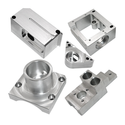 Équipement d'usinage CNC pour pièces en aluminium plat et anodisé en acier inoxydable personnalisées