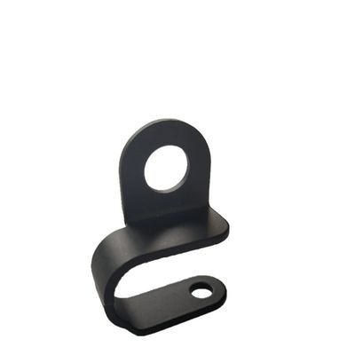 Processus d'estampage polyvalent pour la production de composants métalliques de tôle de soudage pliante