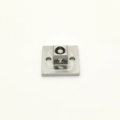 Processus d'estampage des produits de matériel usinés CNC en laiton en aluminium
